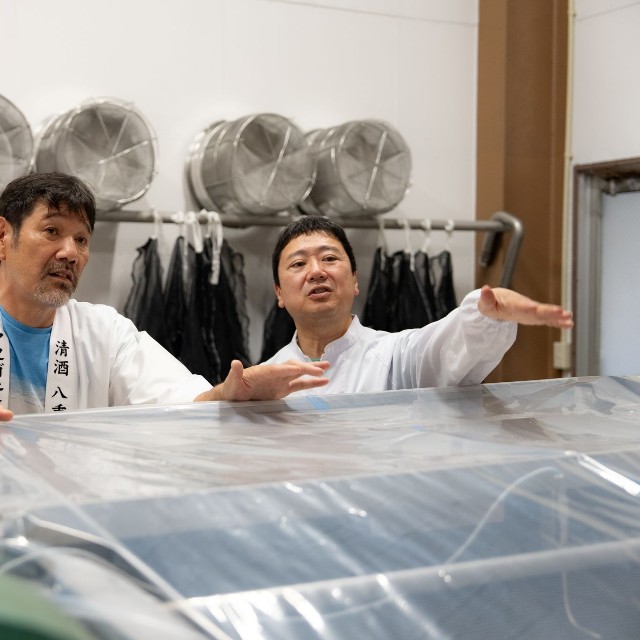 ベルトコンベアの上で約1時間かけて冷まします