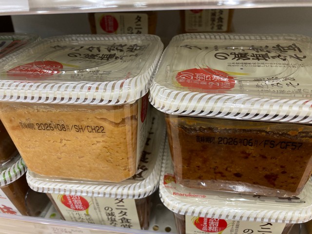 ホームセンターで販売されていた「タニタ食堂の減塩生みそ」。同じ商品なのに、色合いが異なります…！（泡ちゃんさん提供）