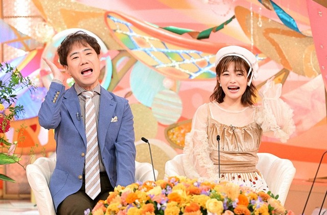 MCの藤井隆さん（左）、井上咲楽さん