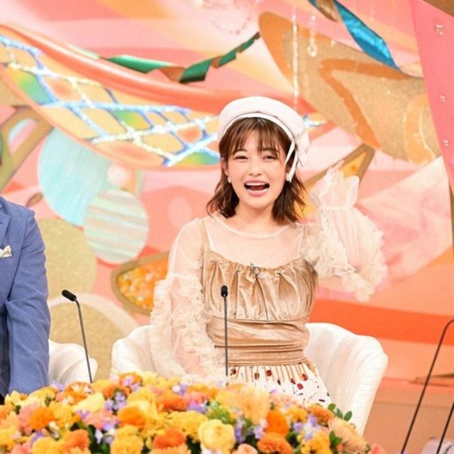 MCの藤井隆さん（左）、井上咲楽さん