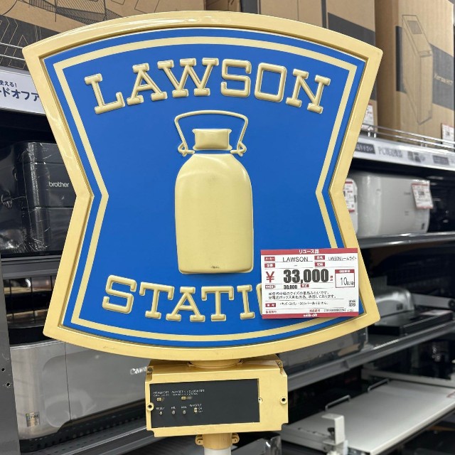 売り場に置かれていたローソンの看板風ルームランプ／ナイトメアさん（@Nightmaregameb）提供＝画像をトリミングしています