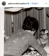 パックンのインスタグラム@pakkunmakkunpakkunより　幼少時の誕生日に母と