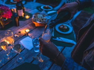 空のグラスにはお酌が正解？飲み会の暗黙のルールになんて従わない