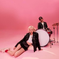 ＢＬＡＣＫＰＩＮＫのロゼ（手前）とブルーノ・マーズ