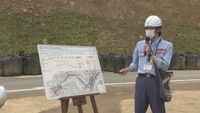 工事の進捗について国土交通省が現地説明会を開く様子