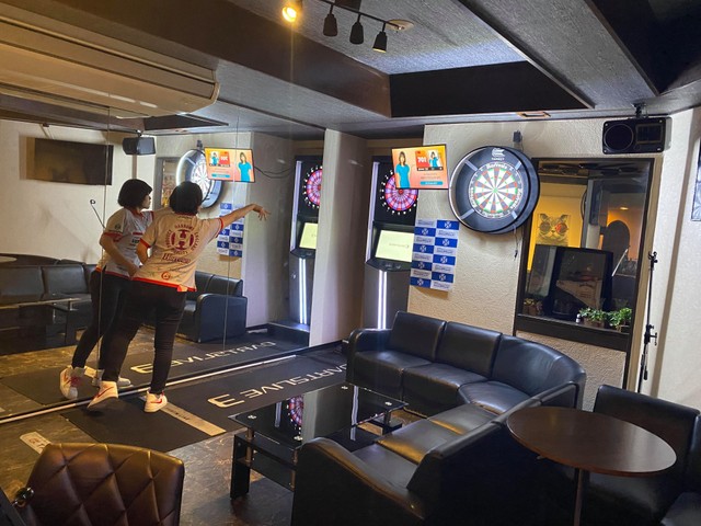 Bar Crossで練習に励む、プロダーツプレイヤーの西川さん