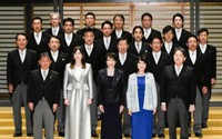 任命式と認証式を終え、写真に収まる高市早苗首相（前列中央）ら＝21日