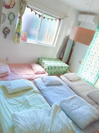 「カバーの色が全部違ってかわいい！」お泊まり会で敷かれた布団の様子／85mikiさん（@85miki）提供