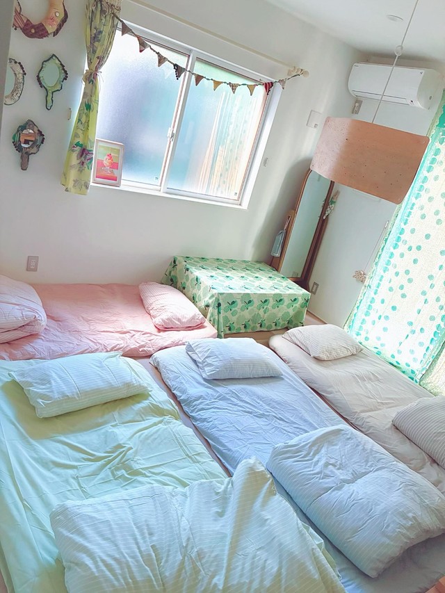 「カバーの色が全部違ってかわいい！」お泊まり会で敷かれた布団の様子／85mikiさん（@85miki）提供