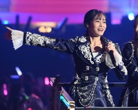 声援に応える前田敦子さん＝日本武道館