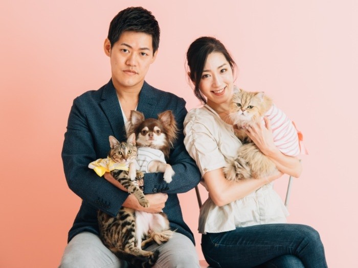 今年５月、婚約中だったカップルと犬、猫のファミリー写真