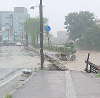 秋田市中心部に流れる旭川の護岸になっている歩道が崩落（たかはしさん提供）