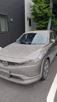 桜島の降灰で愛車が真っ白に…（タマンさん提供）