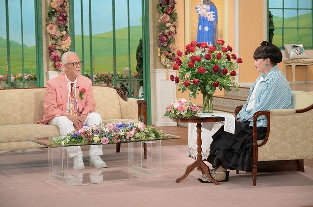 黒柳徹子さん（右）とトークを繰り広げるマイク眞木さん