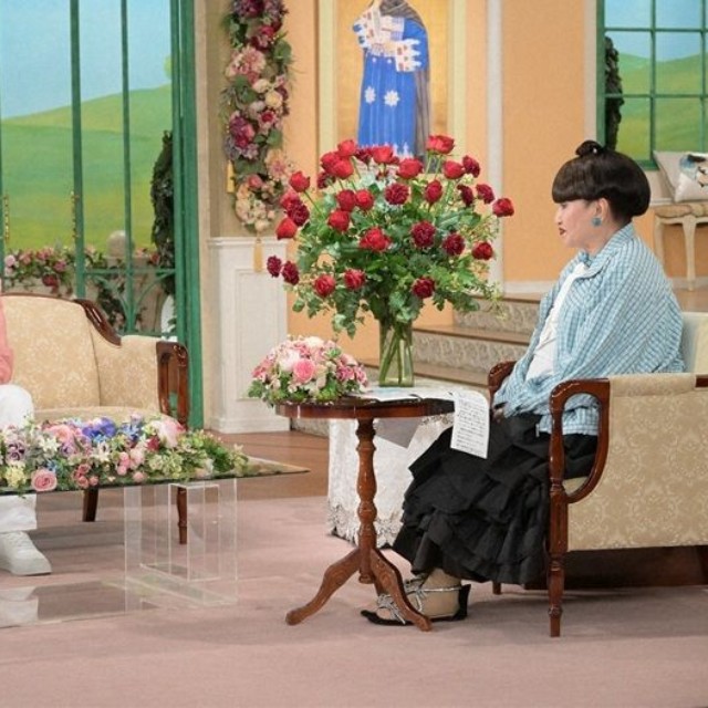 黒柳徹子さん（右）とトークを繰り広げるマイク眞木さん