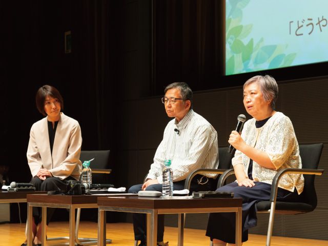 公益社団法人　認知症の人と家族の会　東京都支部、一般社団法人　日本認知症本人ワーキンググループ正会員　飯塚正義さん（とうきょう認知症希望大使、中）と道代さん（右）ご夫妻、社会福祉法人　新生寿会　きのこ地域連携室、介護福祉士・若年認知症専門員　柴山延子さん（左）