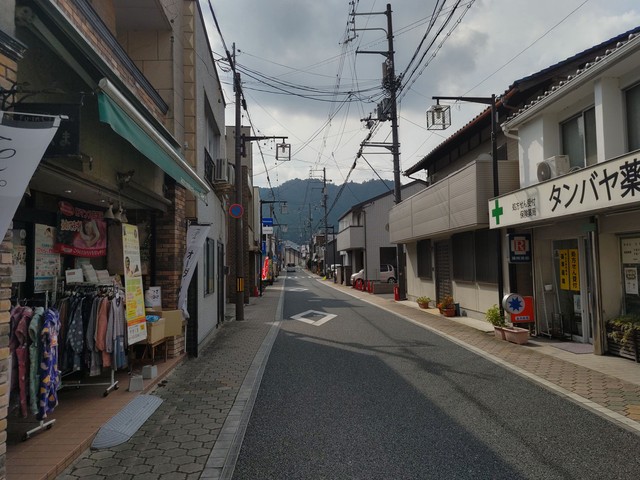 伝書バトの救出劇が繰り広げられたJR八木駅前の商店街（京都府南丹市）