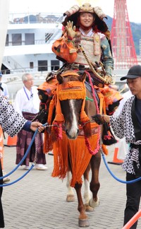 神戸市内で行われた楠公武者行列に、楠木正成役で参加した兵庫県の斎藤元彦知事