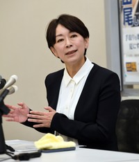 国会内で会見する山尾志桜里元衆院議員＝2025年6月10日
