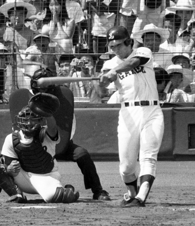 中越えにホームランを放つPL学園時代の清原和博＝1985年