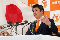 会見でインタビューに答える参政党・神谷宗幣代表