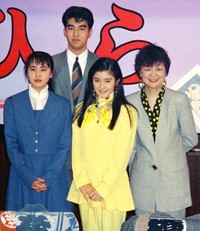 「ひらり」の記者発表に出席した石田ひかり（前列中央）と内館牧子さん（同右）＝1992年5月撮影