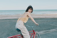自転車に乗って笑顔の長濱ねるさん（主婦と生活社）