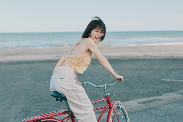 自転車に乗って笑顔の長濱ねるさん（主婦と生活社）