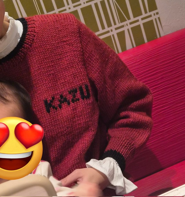 35年以上前におばあちゃんがギガデ医ンさんのために編んだセーターを着こなす奥さん（ギガデ医ンさん提供）