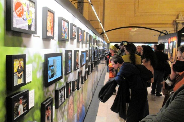 「ディア・ニューヨーク」で展示された写真を見つめる人たち=2025年10月、ニューヨークのグランドセントラル駅