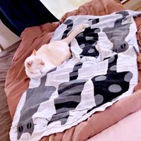 分身したみたい！？ 猫柄の布地の上でくつろぐチャーリーくん（画像提供：half&herbさん）