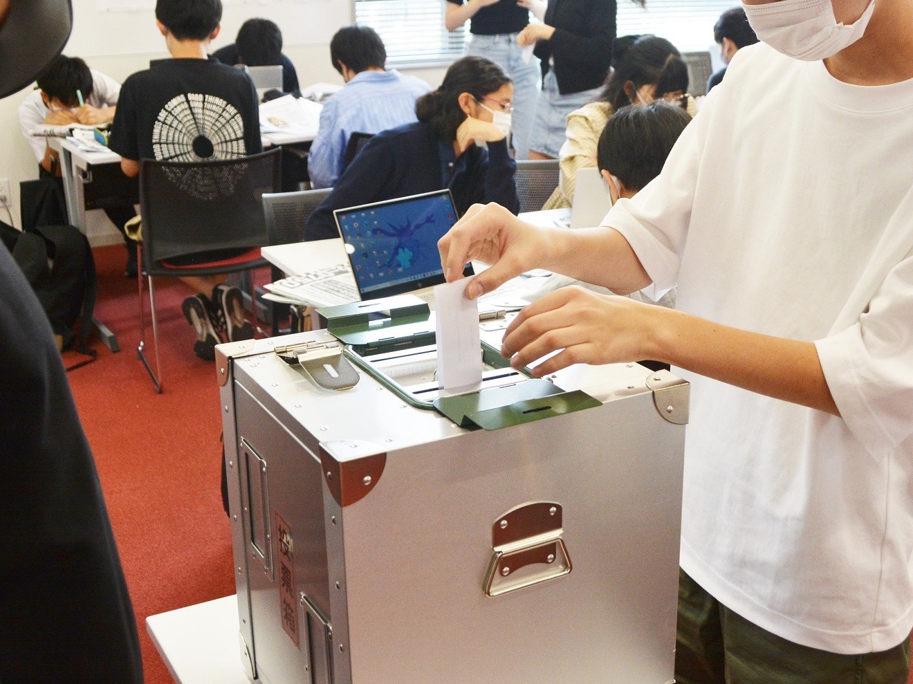 模擬投票を行う生徒たち