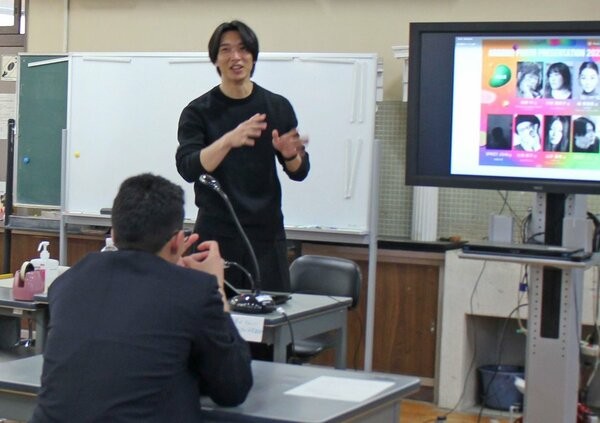 人物や立体物を描くときのこつを生徒に教える世津田さん（甲賀市信楽町・信楽高）