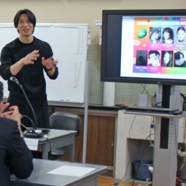 人物や立体物を描くときのこつを生徒に教える世津田さん（甲賀市信楽町・信楽高）