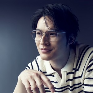 水上恒司と眼鏡。―変幻自在な男の表情管理術―【笑った表情。】