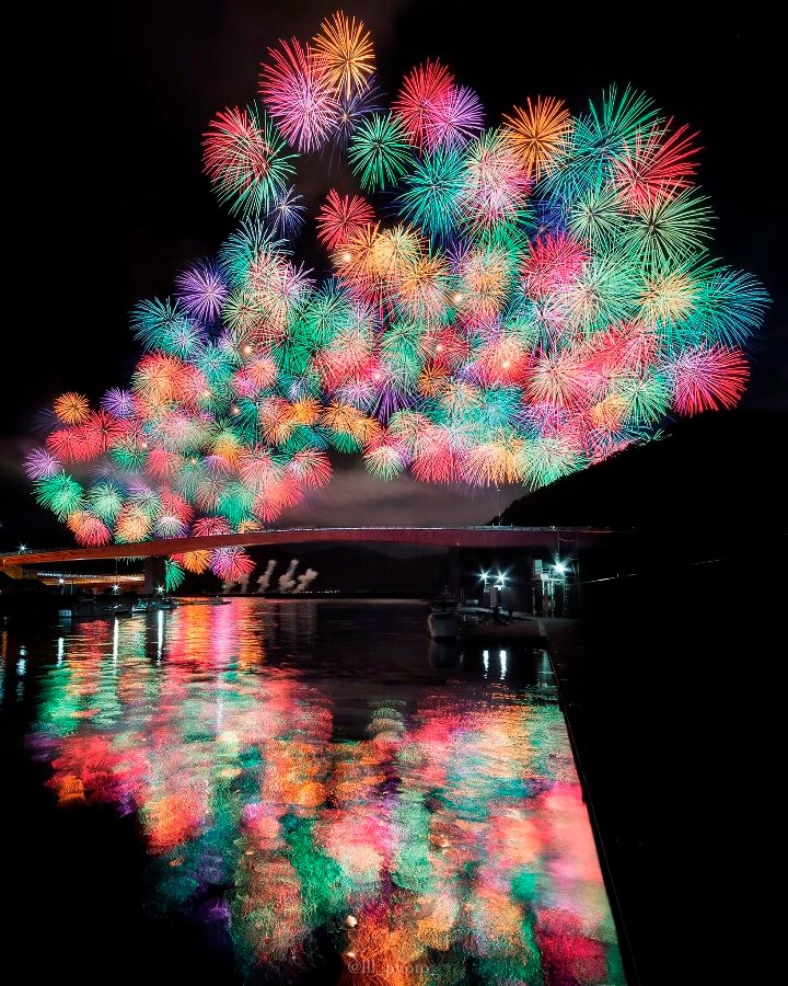 たった7秒間」の奇跡…花火の決定的瞬間をとらえた写真の美しさに