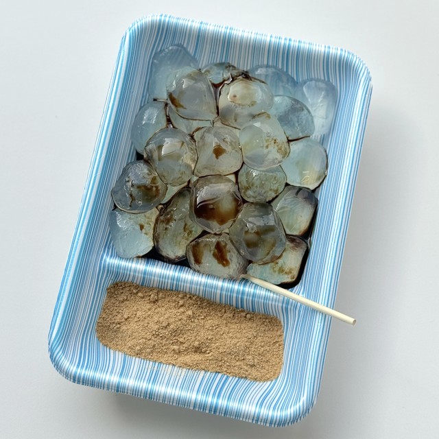 まず黒蜜をなじませてからきな粉。公式オススメの食べ方