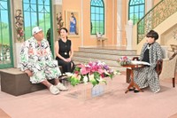 5月28日放送の「徹子の部屋」に出演する小錦八十吉（左）と妻・千絵さん。右は司会の黒柳徹子＝提供