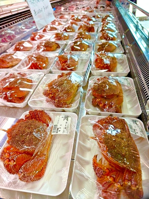 パックを破る毛ガニ（画像提供：荒木鮮魚店 あらきゆうき 【あらっきー】さん）