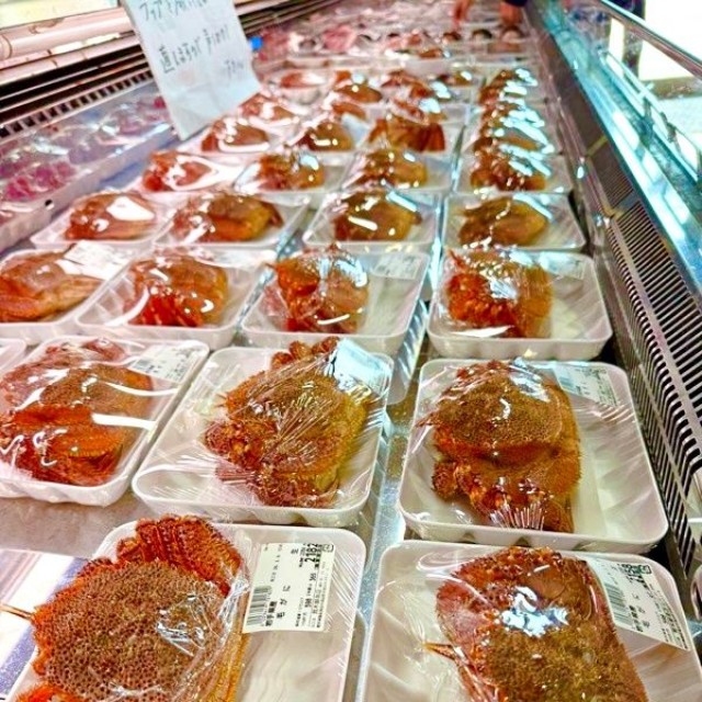 パックを破る毛ガニ（画像提供：荒木鮮魚店 あらきゆうき 【あらっきー】さん）