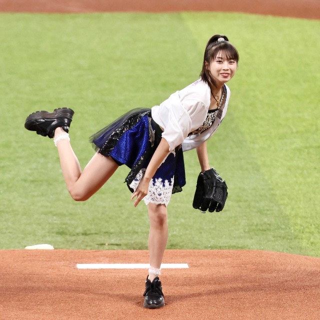 ファーストピッチをする牧野真莉愛＝2025年4月27日、エスコンフィールド北海道