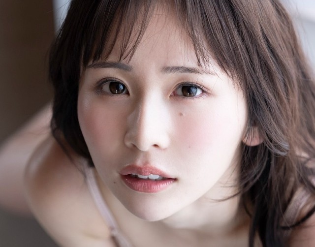 栗原舞優 デジタル写真集『カラフルまゆちゃんと、モノトーンまゆちゃん』（撮影：唐木貴央、発行：ワニブックス）表紙