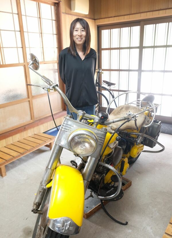 民泊の目玉となる陸王を紹介する若井さん（京都府与謝野町岩屋）