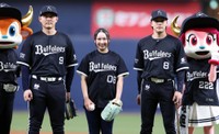 セレモニアルピッチを務めた小祝さくら。左はオリックス・野口智哉、右はオリックス・麦谷祐介＝京セラドーム大阪