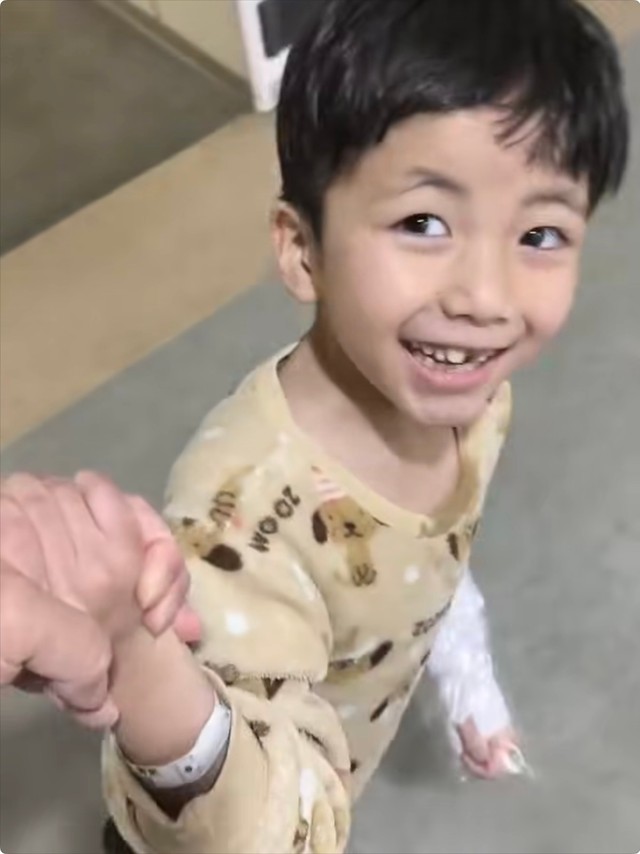 パパと院内を歩くれおくん／ᴍɪ-ᴋᴏさん（@lk_mkbbpnsk_kl）提供