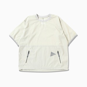 都市部とアウトドアフィールドをシームレスに繋ぐ、アンドワンダーのTシャツ。