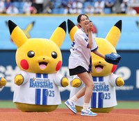 セレモニアルピッチを行う山本美月＝2026年5月23日、横浜スタジアム