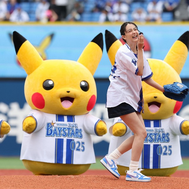 セレモニアルピッチを行う山本美月＝2026年5月23日、横浜スタジアム