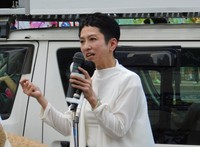 演説する蓮舫氏＝東京・自由が丘駅前