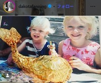 子供のころのダコタ（右）とエルのファニング姉妹＝ダコタ・ファニングのインスタグラム＠dakotafanningより